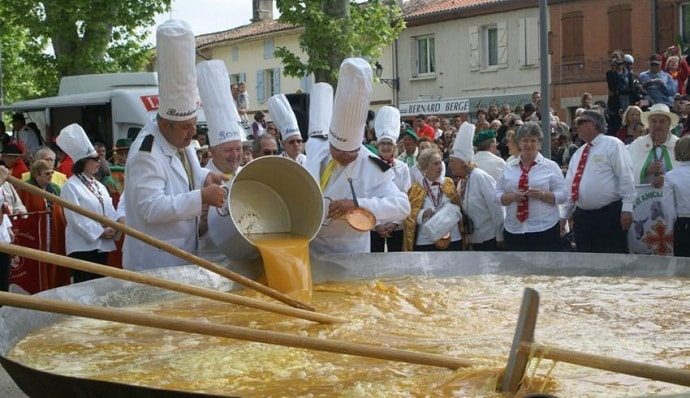 Omlettkészítés egy ünnepségen a franciaországi Bessières városában